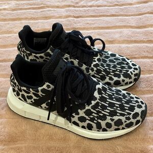 Adidas Swift Run 1.0 Sneaker Women's Black and White Spots size 7